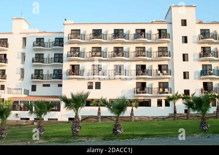 Protaras, Zypern-circa Sep, 2010: Menschen sonnen sich auf den Balkonen eines Hotelgebäudes. Die Protaras ist ein Ferienort in Paralimni Gemeinde Stockfoto