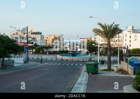 Protaras, Zypern-ca. Sep, 2010: Leere Straßen der Protaras-Stadt zur Morgenzeit. Das Protaras ist ein überwiegend touristischer Ferienort in Paralimni muni Stockfoto