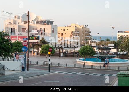 Protaras, Zypern-ca. Sep, 2010: Leere Straßen der Protaras-Stadt zur Morgenzeit. Das Protaras ist ein überwiegend touristischer Ferienort in Paralimni muni Stockfoto