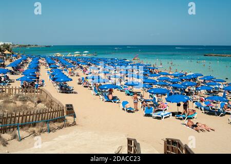 Ayia Napa, Zypern-ca. Sep, 2010: Die Fig Tree Bay ist voller ruhender Menschen. Es ist ein blau gekennzeichnete Sandstrand im Resort von Protaras und einer Popula Stockfoto