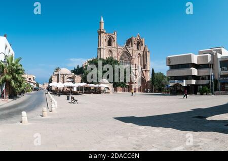 Famagusta, Zypern-circa Sep, 2010: Platz ist in der Nähe der Lala Mustafa Pascha Moschee oder der Kathedrale von St. Nikolaus. Es ist das größte mittelalterliche Bui Stockfoto