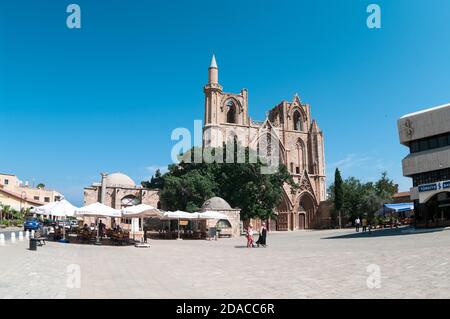 Famagusta, Zypern-ca. Sep, 2010: Platz ist vor der Lala Mustafa Pascha Moschee oder der Kathedrale des Heiligen Nikolaus. Es ist das größte mittelalterliche Stockfoto