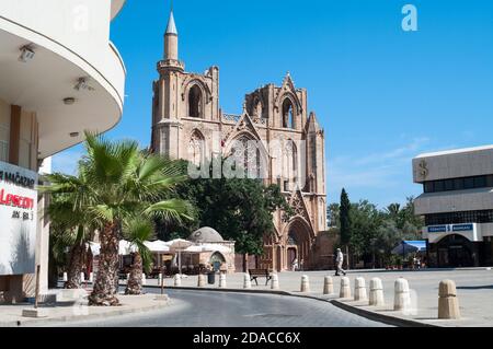 Famagusta, Zypern-circa Sep, 2010: Bau der Lala Mustafa Pascha Moschee oder der Kathedrale des Heiligen Nikolaus. Es ist das größte mittelalterliche Gebäude i Stockfoto