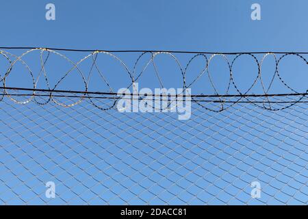 Sicherheitszaun in einer Gefängnisanlage verwendet Stockfoto