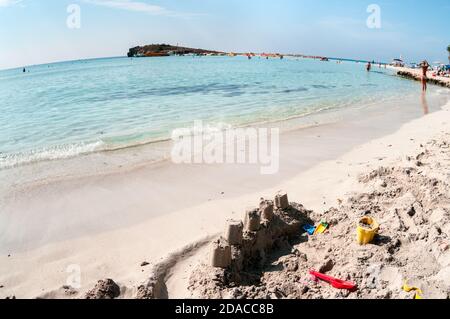 Weißer Sand und türkisfarbenes Meerwasser befinden sich am Nissi-Strand. Es ist ein beliebter Strand im Resort der Ayia Napa, Zypern, Europa. Der Strand ist klein Stockfoto