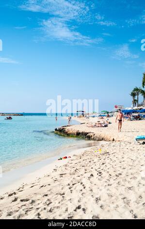 Ayia Napa, Zypern-circa Sep, 2010: Weißer Sand und türkisfarbenes Meerwasser liegen am Nissi Strand. Es ist ein beliebter Sandstrand im Resort von Ayia Napa. Stockfoto