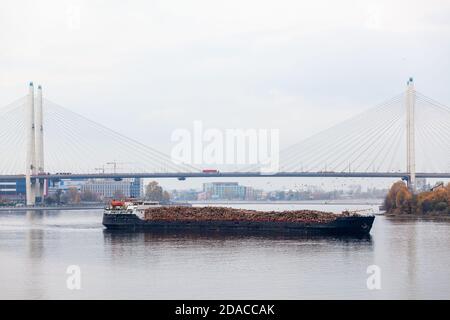 Holztragschiff schwimmt unter der Seilbrücke auf dem Fluss Neva. St. Petersburg, Russland Stockfoto