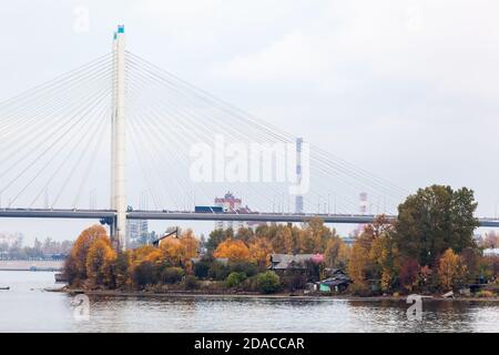 Die Bolschoi-Obukhovsky-Brücke über den Fluss Newa in Sankt Petersburg, Russland in der Herbstsaison. Es ist keine Zugbrücke Stockfoto