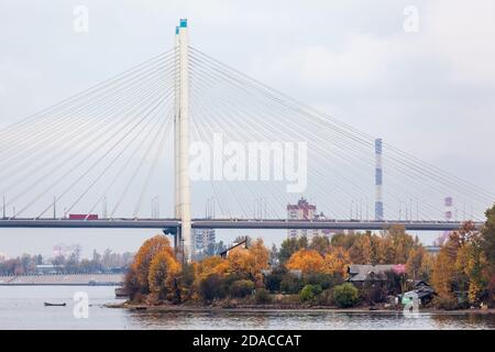 Die Bolschoj Obukhovsky Brücke über den Fluss Newa in Sankt Petersburg, Russland in der Herbstsaison Stockfoto