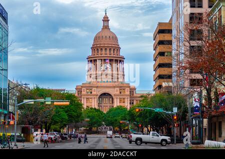 Austin, TX - 9. Januar 2019; Blick auf das Texas State Capitol unten Congress Ave Downtown bei Sonnenuntergang mit frühen Rush Hour Verkehr. Stockfoto