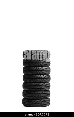 Sieben Autoreifen in einem Haufen isoliert auf weißem Hintergrund Stockfoto