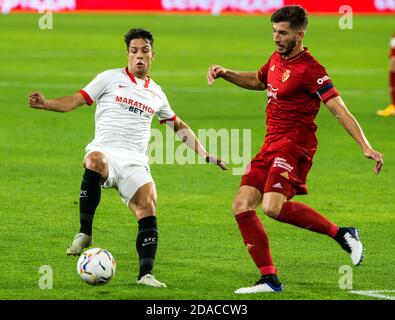 Oliver Torres von Sevilla und Jonathan 'Jony' Rodriguez Menendez von Osasuna während der spanischen Meisterschaft La Liga Fußballspiel dazwischen Sevilla FC P Stockfoto