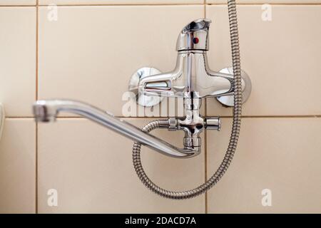 Bad Wasserhahn, Wasserhahn mit Dusche in einem. Nahaufnahme Stockfoto