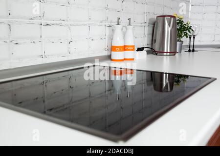 Herd mit elektrischer Touch-Herd in der heimischen Küche, Nahaufnahme Stockfoto