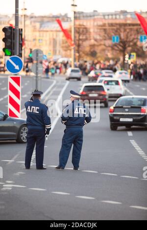 Zwei Offiziere der Verkehrskontrollpolizei sind auf Wache bei der Feier des Siegestages im Zweiten Weltkrieg Rückansicht, volle Länge. St. Petersburg, Russland Stockfoto