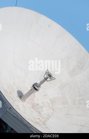 Detail einer riesigen Radioteleskopschüssel zeigte nach oben Hintergrund des klaren blauen Himmels Stockfoto