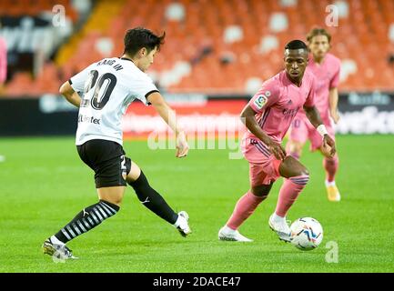 Lee Kang-in von Valencia CF und Vinicius Junior von Real Madrid während der spanischen Meisterschaft La Liga Fußball mach dazwischen Valencia und Real Madrid P Stockfoto