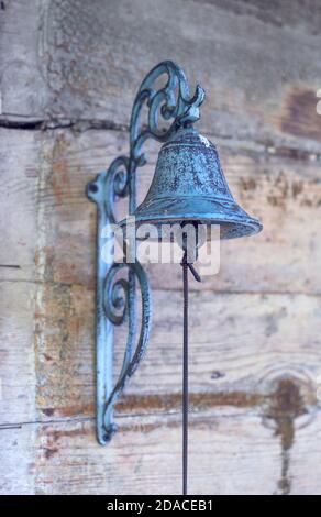 Vintage Türglocke an der Wand des alten Holzhauses Stockfoto