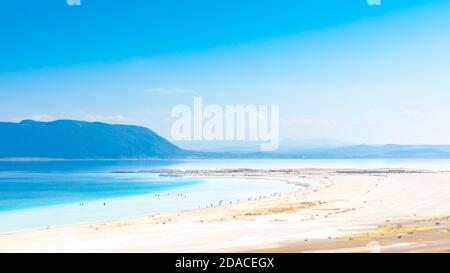 Luftaufnahme über den klaren Strand und das türkisfarbene Wasser des Salda Sees. Provinz Burdur, Türkei Stockfoto