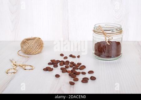 Gemahlener Kaffee in einem kleinen Glas mit Jutefaden verziert. Konzept der handgefertigten natürlichen Lufterfrischer. Stockfoto