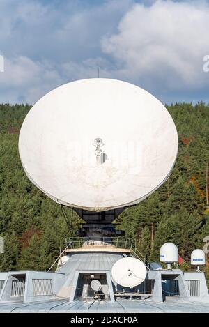 Detail einer riesigen Radioteleskopschüssel zeigte nach oben Hintergrund des klaren blauen Himmels Stockfoto