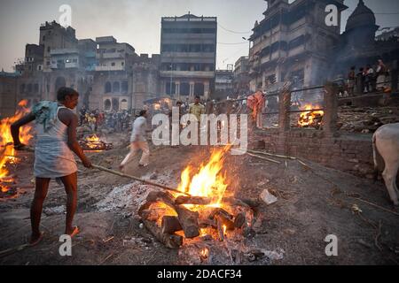 Varanasi, Indien, Januar 2008. Feuerbestattung in Manikarnika, dem wichtigsten brennenden Ghat in der Stadt. Stockfoto