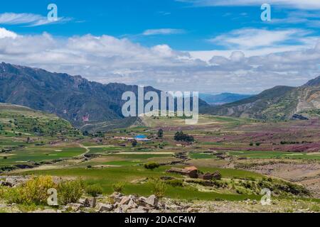 Landwirtschaftliche Landschaft in der Region Maragua, Departemento Sucre, Cordillera Central, Anden, Bolivien, Lateinamerika Stockfoto