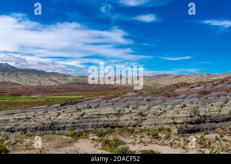 Die Maragua Synkline in der landwirtschaftlichen Landschaft in der Region Maragua, Departemento Sucre, Cordillera Central, Anden, Bolivien, Lateinamerika Stockfoto