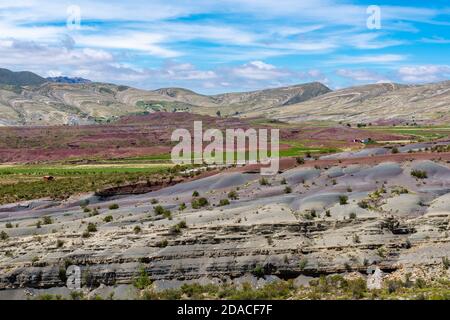 Die Maragua Synkline in der landwirtschaftlichen Landschaft in der Region Maragua, Departemento Sucre, Cordillera Central, Anden, Bolivien, Lateinamerika Stockfoto