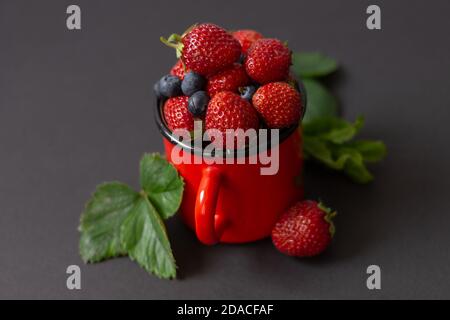 Bio Erdbeerfrüchte in einem roten Becher. Frische Erdbeeren. Stockfoto