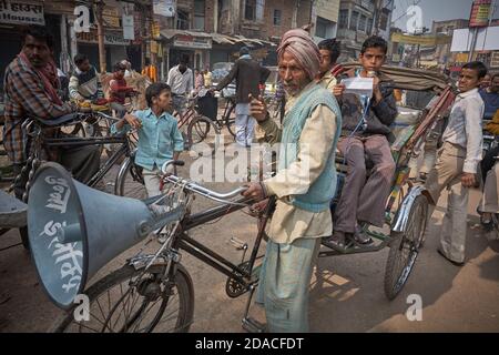 Varanasi, Indien, Januar 2008. Ein Mann, der mit einer Rikscha und einem Lautsprecher wirbt. Stockfoto