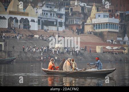 Varanasi, Indien, Januar 2008. Ein Ruderboot mit Pilgern segelt auf dem Ganges. Stockfoto