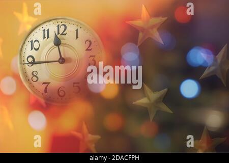 Retro-Stil Uhr Zählen letzten Momente vor Weihnachten oder Neujahr. Weihnachten und neue Jahre Einladung horizontal bunten Hintergrund. Stockfoto