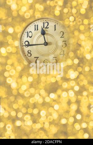 Retro-Stil Uhr Zählen letzten Momente vor Weihnachten oder Neujahr. Weihnachten und neue Jahre Einladung vertikalen goldenen Hintergrund. Stockfoto