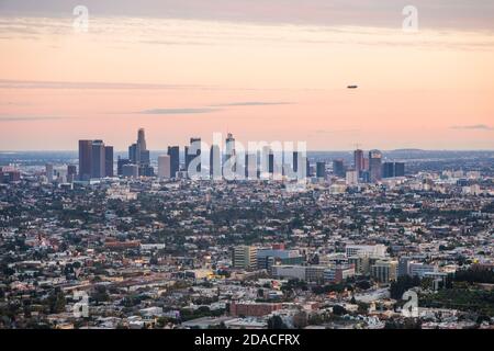 Blick über Los Angeles von Griffith Hills am Abend, Kalifornien, USA Stockfoto