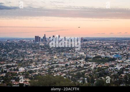 Blick über Los Angeles von Griffith Hills am Abend, Kalifornien, USA Stockfoto