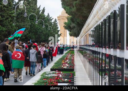 Baku - Aserbaidschan: 10. November 2020. Menschen besuchen Märtyrer Friedhof. Karabach Victory Day. Stockfoto