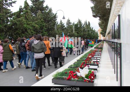 Baku - Aserbaidschan: 10. November 2020. Menschen besuchen Märtyrer Friedhof. Karabach Victory Day. Stockfoto