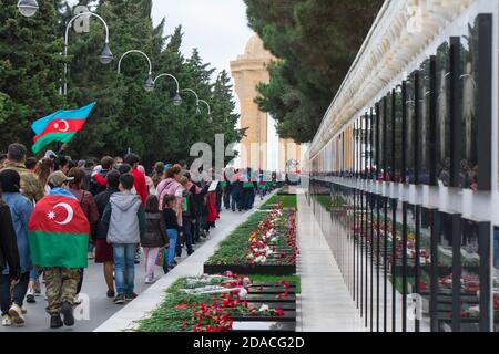 Baku - Aserbaidschan: 10. November 2020. Menschen besuchen Märtyrer Friedhof. Karabach Victory Day. Stockfoto