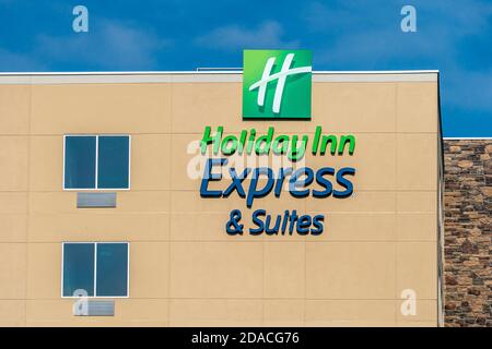 HUDSON, WI/USA - 31. OKTOBER 2020:: Holiday Inn Express Sign Motel Exterior. Holiday Inn Express ist eine Hotelkette der mittleren Preisklasse, die von InterContinent geführt wird Stockfoto