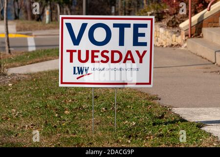 HUDSON, WI/USA - 31. OKTOBER 2020: League of Women Voters unterzeichnet vor den Wahllokalen in den Vereinigten Staaten. Stockfoto