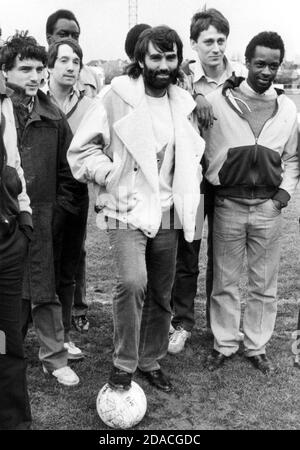 GEORGE BEST MIT MITGLIEDERN DER FORD OPEN PRISON FOOTBALL-MANNSCHAFT IM SPIEL GEGEN FORD OPEN PRISON IN BOGNOR. GEORGE ARRANGIERTE DAS SPIEL NACH SEINER RLEASE AUS DEM GEFÄNGNIS 1985 BESTE SEERVED 3 MONATE FÜR DRINK FAHREN 19851985 Stockfoto