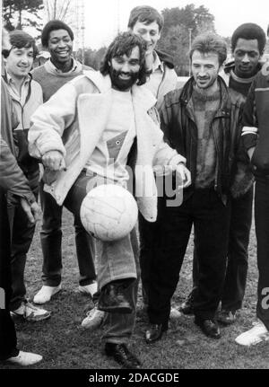 GEORGE BEST MIT MITGLIEDERN DER FORD OPEN PRISON FOOTBALL-MANNSCHAFT IN BOGNOR. PIC MIKE WALKER, M. UND Y. PORTSMOUTH.1985 Stockfoto