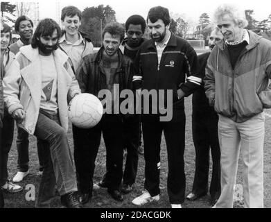 GEORGE BEST UND PETER BONETTI MIT MITGLIEDERN DER FORD OPEN PRISON FUSSBALLMANNSCHAFT IN BOGNOR. VOR DEM TH-SPIEL GEGEN EINEN GEORGE BEST WIRFT SICH ELEVENGEORGE BEST ZU BEGINN DES PROMI-SPIELS GEGEN FORD OPEN PRISON IN BOGNOR. GEORGE ARRANGIERTE DAS SPIEL NACH SEINER RLEASE AUS DEM GEFÄNGNIS 1985 BESTE SEERVED 3 MONATE FÜR DRINK FAHREN 1985 1985 Stockfoto