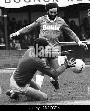 GEORGE BEST WIRD VON FORD OPEN PRISON TORHÜTER PAUL WEBSTER VEREITELT. DAS PROMI-MATCH GEGEN FORD OPEN KNAST IN BOGNOR. GEORGE ARRANGIERTE DAS SPIEL NACH SEINER RLEASE AUS DEM GEFÄNGNIS 1985 BESTE SEERVED 3 MONATE FÜR DRINK FAHREN 1985 1985 Stockfoto