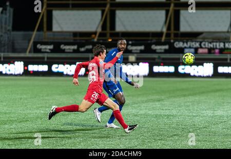 Koge, Dänemark. November 2020. Lasse Vibe (26) des FC Midtjylland und Eddi Gomes (4) des HB Koge beim dänischen Sydbank Cup Spiel zwischen HB Koge und FC Midtjylland im Capelli Sport Stadion in Koge. (Foto Kredit: Gonzales Foto/Alamy Live News Stockfoto