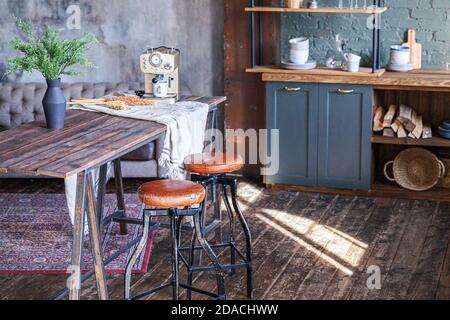 Skandinavische klassische minimalistische dunkelgraue Küche mit Holzdetails. Stilvolle Loft moderne graue Küchendekoration mit sauberen zeitgenössischen Stil Innendesign Stockfoto