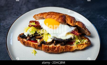 Portobello Croissant Frühstück Sandwich mit sonnigen Ei Stockfoto