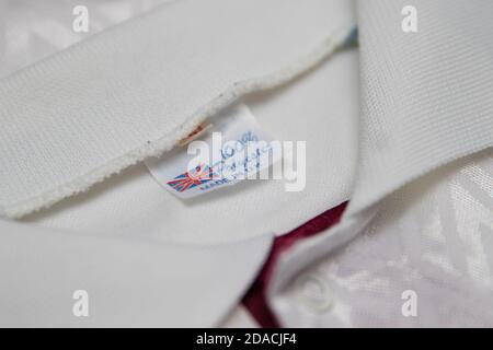 100% Polyester Made in UK Label in einem weißen Sport hemd Stockfoto