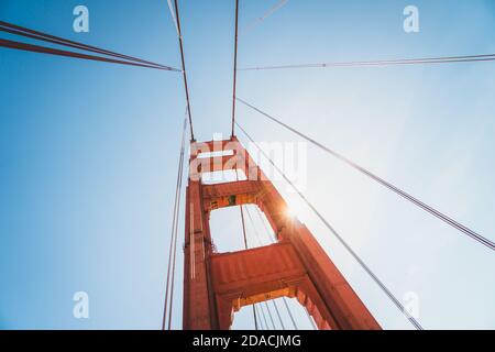 Blick auf die wunderschöne berühmte Golden Gate Bridge in San Francisco, Kalifornien, USA bei Tageslicht Stockfoto